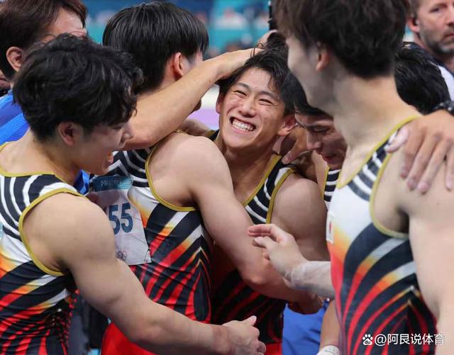 日本体操选手在团体赛中表现出色